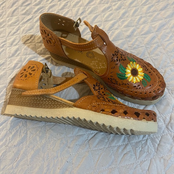NEW Huaraches with low wedge heel - Picture 2 of 4